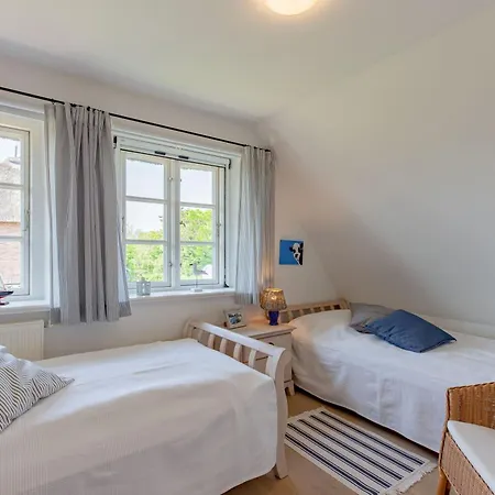 Reetdachhaus Сasa de vacaciones Hedehusum